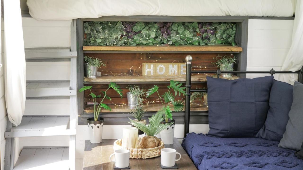 Quirky Vintage Horsebox Conversion With Stunning Views Of Ardingly Reservoir Balcombe Exterior foto